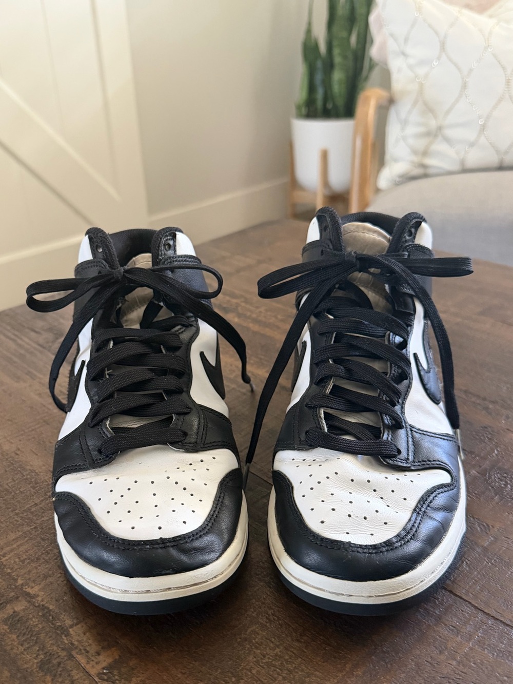 Nike Black and White Athletic Sneakers with Swoosh Tag 6.5 Mens